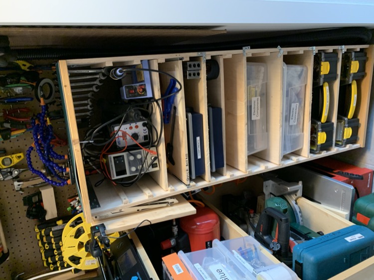 Rollable electronics station