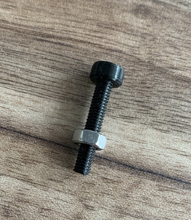 This is a plastic 3D-printed M4 bolt matching a store-bought metal M4 nut 🤯 That detail on the thread on the bolt blew me away.