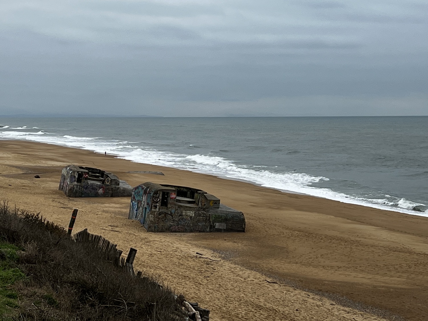 One of the things when traveling in Europe is that you inevitably encounter WW2 history. On our outward journey, we unexpectedly ran into a whole bunch of *Atlantic Wall* defenses when visiting the beach in Labenne-Océan. Left an impression!